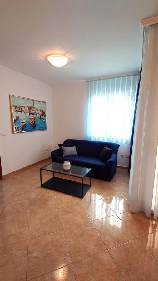 רוביני Apartments Lola מראה חיצוני תמונה